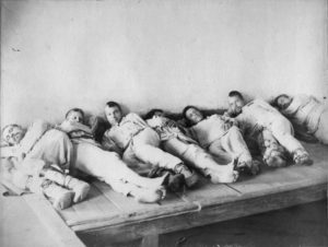 Арестанты в кандалах в Тобольском тюремном замке. Фото: Й.Ш. Шустер. 1895–1898.