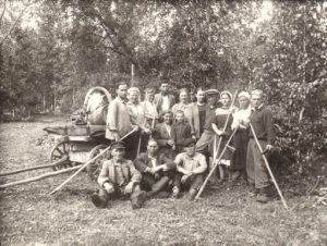 В.М. Кайгородов (правый в переднем ряду) в бригаде косарей