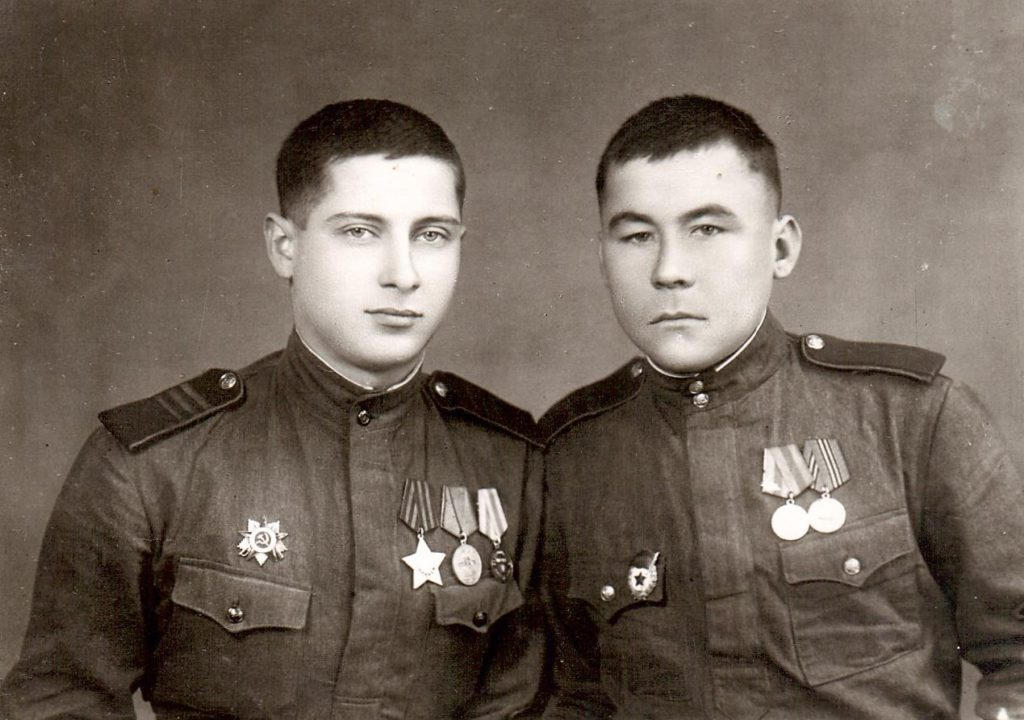 В.М. Кайгородов (справа) с сослуживцем. Венгрия (г. Таба). 5 февраля 1946 г.
