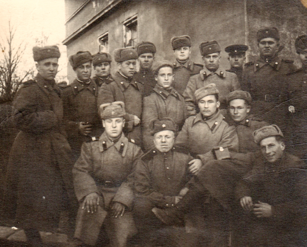 В.М. Кайгородов (в центре) среди сослуживцев. Чехословакия. 1945 г.