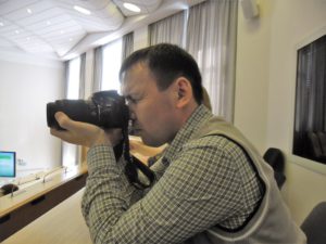 Корреспондент А.В. Вьюткин в Думе округа. Фото: Н.К. Партанов