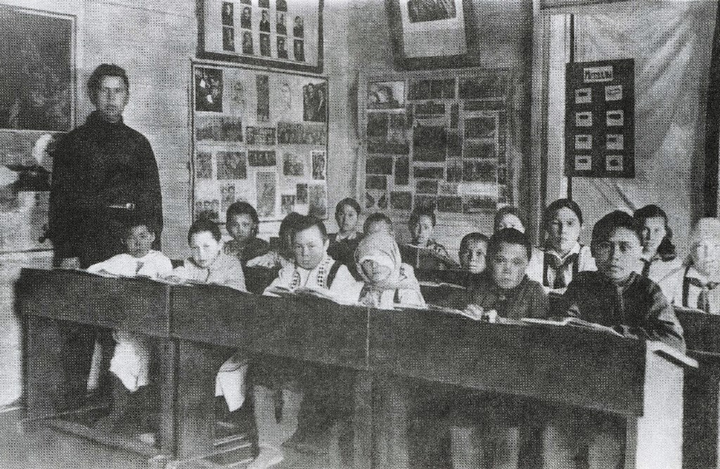 Казымская школа-интернат. Ученики младших классов с учителем А.Н. Лоскутовым. 1934 г.