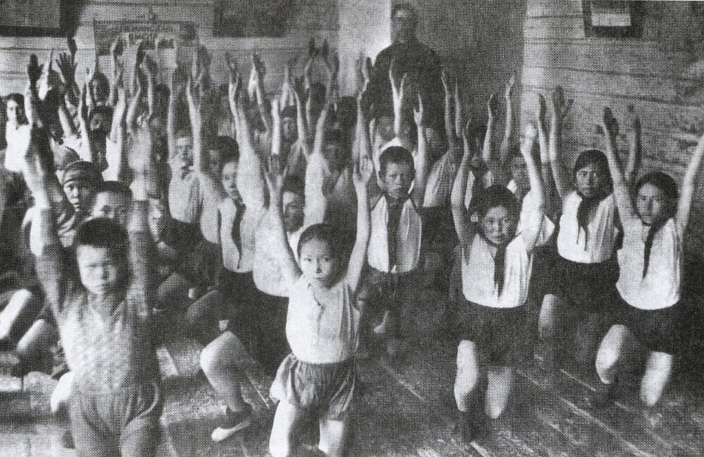 Казымская школа-интернат. На уроке физкультуры с учителем А.Н. Лоскутовым. 1935 г.