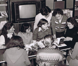 Матрена Панкратьевна справа первая сидит среди библиотекарей пгт. Кондинское 1980 год